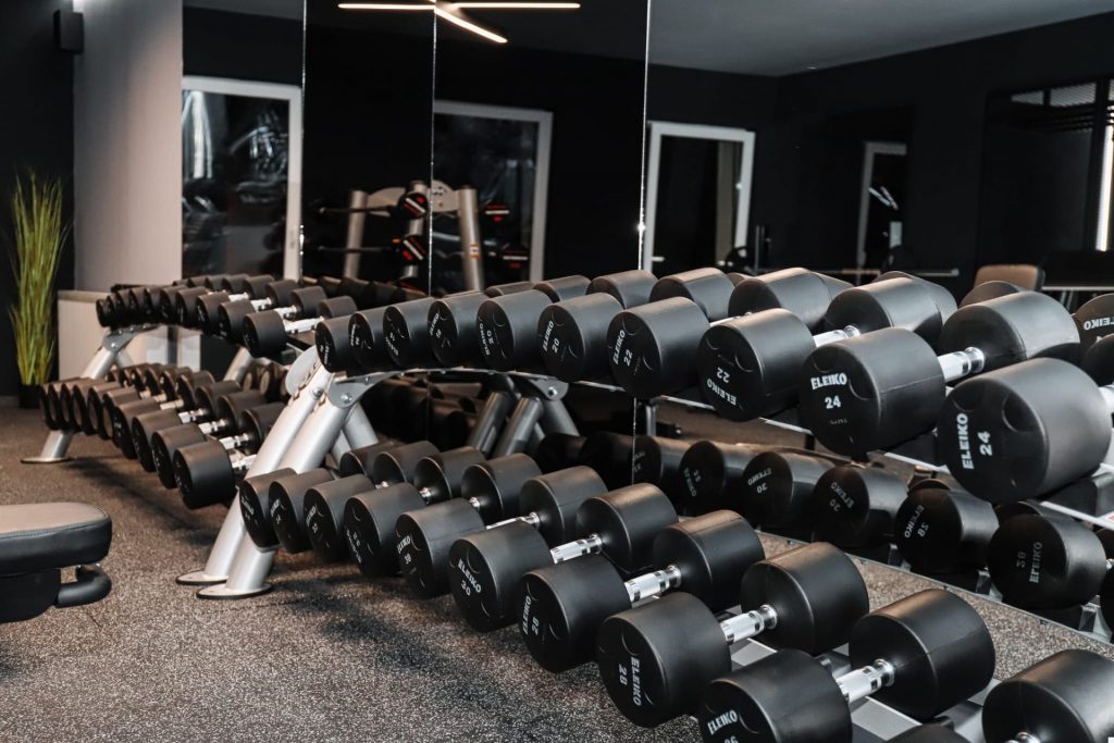 Gantere Eleiko pe suporturi, în sala Area Gym – Baia Mare