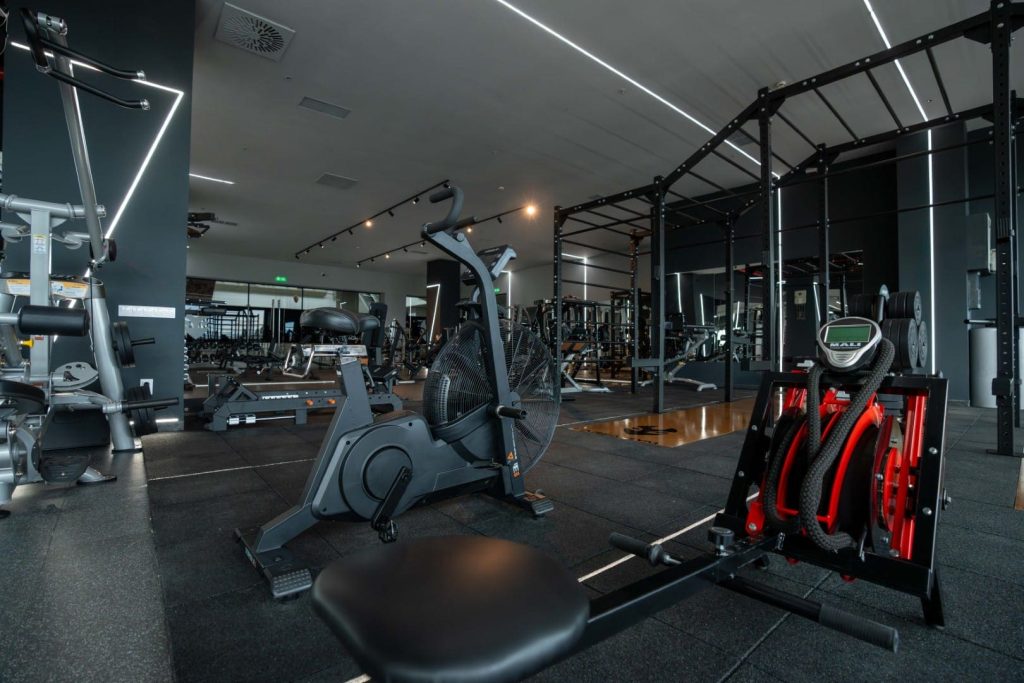 Zona de antrenament funcțional cu air bike și rack de forță, la Area Gym – Unirea – Brașov
